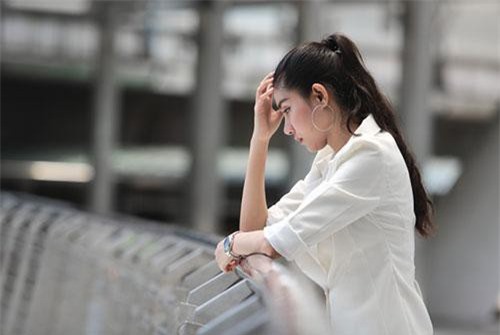 Chồng thường có những vết bầm tím trên cổ nhưng khám không ra bệnh, tôi lo lắng đến phát điên cho tới khi mẹ chồng lỡ miệng nói một câu