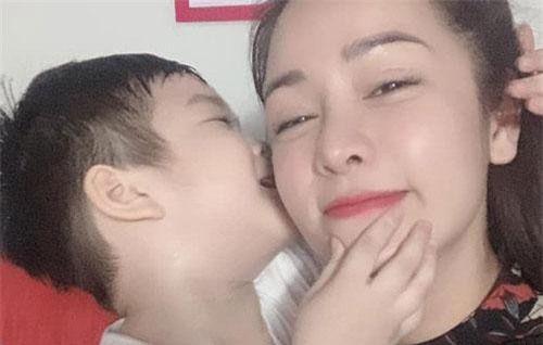 Sau vụ bị trộm 5 tỷ VNĐ, Nhật Kim Anh lại gây xót xa khi tiết lộ phải đợi suốt 7 tiếng đồng hồ để gặp con trai