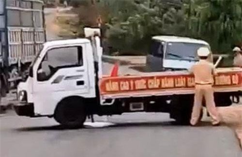 Gia Lai: Ô tô "phớt" lệnh dừng, lao vào xe tuần tra, hất tung một cảnh sát giao thông