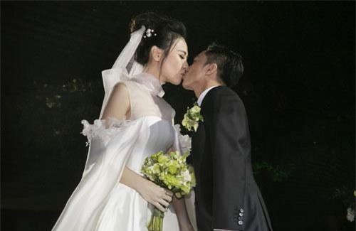  Đàm Thu Trang diện váy cưới kín đáo, hạnh phúc khoá môi Cường Đô La trong ngày trọng đại