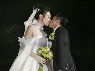 Đàm Thu Trang diện váy cưới kín đáo, hạnh phúc khoá môi Cường Đô La trong ngày trọng đại