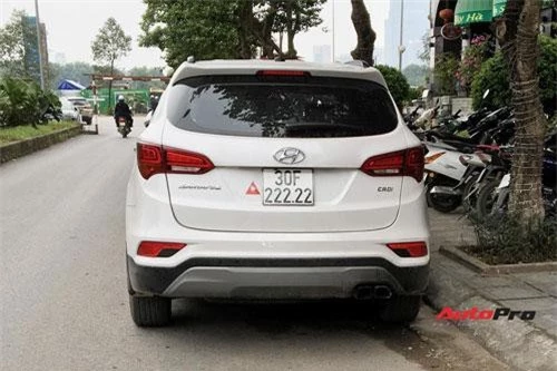 Hyundai Santa Fe biển ngũ quý 2 tại Hà Nội. Ảnh: AutoPro.