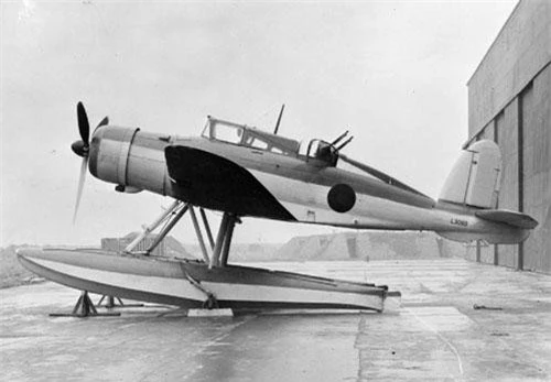 Đầu tiên phải kể đến chiến đấu cơ Blackburn Roc được Không quân Hoàng gia Anh sản xuất năm 1939. Đây là loại máy bay được lực lượng này chế tạo để hoạt động trên tàu sân bay. Nguồn ảnh: Warhistory.