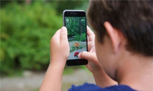 Con nghịch điện thoại của bố, xem Whatsapp dẫn đến bi kịch gia đình