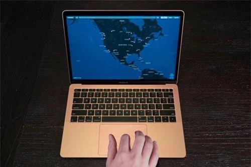 6. MacBook Air 2018 (giá từ 1.100 USD).