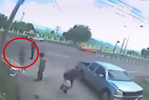 CLIP HOT (28/7): ‘Dựng tóc gáy’ khi xem cảnh 'hồn lìa khỏi xác’ sau tai nạn giao thông, Tổng thống Putin lặn xuống đáy biển ngắm xác tàu ngầm Thế chiến 2