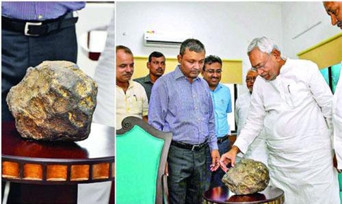 Đang làm đồng, choáng váng thấy vật thể nghi thiên thạch lao xuống ruộng