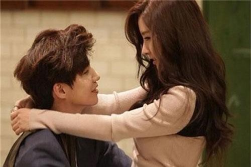 Tỉnh dậy sau đêm tân hôn, tôi chết lặng khi nghe chồng gọi điện cho người lạ