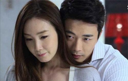 Đưa mẹ bạn trai đi bệnh viện, tôi lịm người nhận ra sự thật sau 20 năm