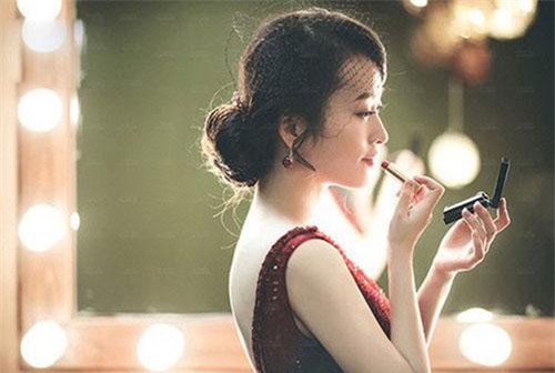 Bỏ hơn 100 triệu đi du lịch cùng "gái khí chất", ngờ đâu vợ chưa động tay đánh ghen mà chồng đã quỳ rạp "cứu anh với"