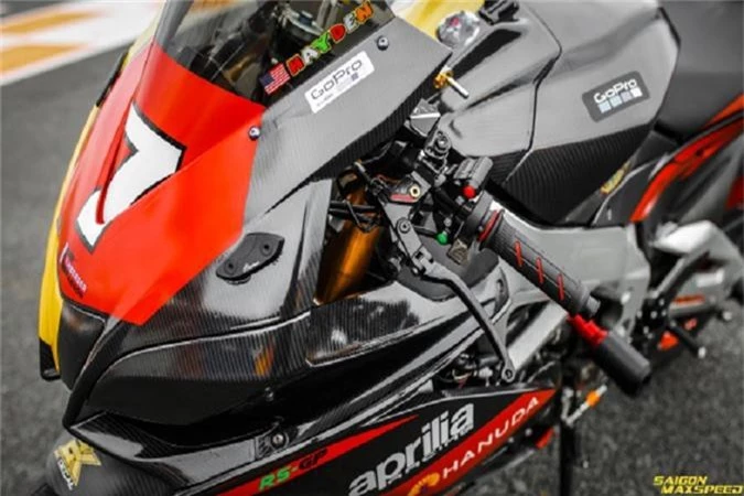 Siêu môtô Aprilia RSV4 là dòng sản phẩm superbike khét tiếng đến từ xứ sở Ý, với lối thiết kế tiêu biểu sở hữu khung sườn nhôm siêu nhẹ đi kèm trang bị khủng, nó thực sự là niềm khao khát của không ít dân chơi đam mê môtô phân khối lớn, tuy nhiên việc sở hữu nó là không hề dễ dàng.