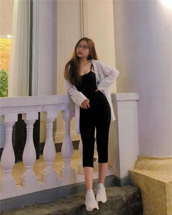 Bóp chút ở eo - kéo chút ở chân: Gái xinh chỉnh ảnh sương sương, tới lúc lộ ảnh được tag lại khiến dân tình choáng váng - Ảnh 2. Bóp chút ở eo - kéo chút ở chân: Gái xinh chỉnh ảnh sương sương, tới lúc lộ ảnh được tag lại khiến dân tình choáng váng - Ảnh 2.