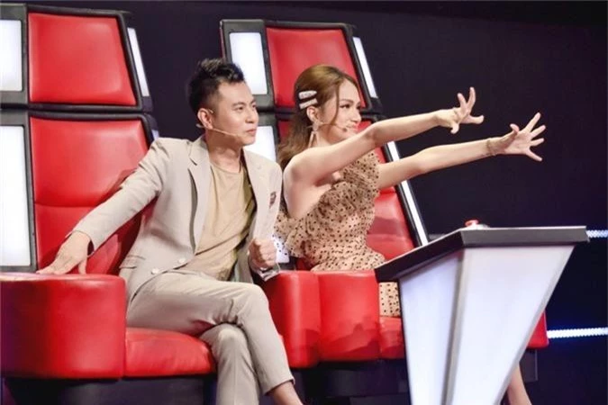 Hoa hậu Hương Giang khẩu chiến với đàn chị trên ghế nóng The Voice Kids, chưa bao giờ nàng Hoa hậu "dữ dằn" đến thế - Ảnh 12.