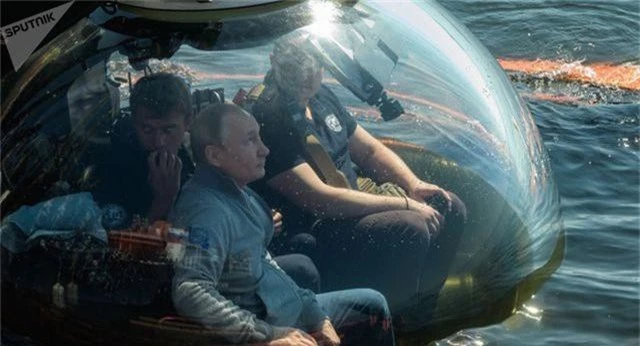 Ông Putin lặn xuống đáy biển xem xác tàu ngầm Thế chiến 2 - 2