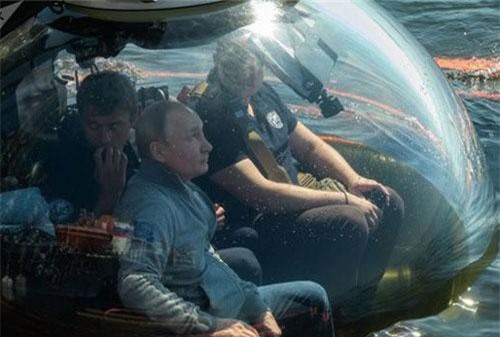 Ông Putin quan sát chăm chú tàu lặn (Ảnh: Sputnik)