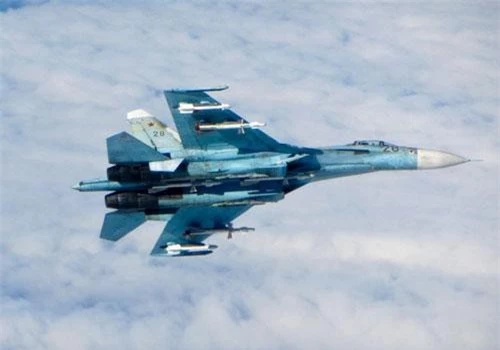 Đầu tiên phải nhắc tới chiến đấu cơ Su-27 - câu trả lời mà Liên Xô dành cho chương trình F-15 của Mỹ. Nguồn ảnh: BI.
