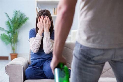 Chồng mải nhậu nhẹt vợ gọi chục cuộc điện thoại không nghe, đến khi về nhà nhìn thấy cảnh tượng này anh mới ôm mặt hối hận