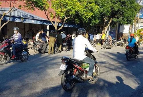 Hiện trường người chồng được phát hiện đã tử vong với một vết cắt trên cổ (ảnh CTV)