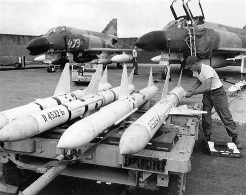 Tiêm kích F-4C của Không quân Mỹ đóng tại căn cứ Cam Ranh, loại tên lửa trong ảnh là AIM-7 Sparrow. Ảnh: War History Online.