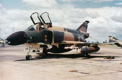 Chiếc tiêm kích F-4C của Chuẩn tướng Robin Olds - Viên phi công nổi tiếng của Không lực Hoa Kỳ trong Chiến tranh thế giới II và Chiến tranh Việt Nam. Ảnh: Wikipedia.