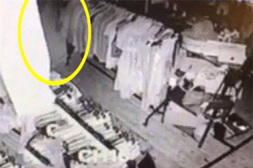Hãi hùng trước cảnh hồn ma đi shopping lúc nửa đêm