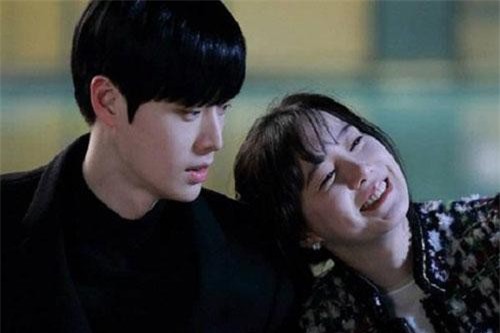 Thất thần trước dấu vết lạ trên ga giường sau khi qua đêm cùng 'gái ngành'