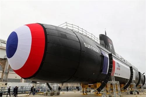 Hôm 12/7, tại nhà máy đóng tàu ở Cherbourg, Pháp đã hạ thủy tàu ngầm hạt nhân tấn công đa năng đầu tiên thuộc lớp Barracuda mang tên Suffren. Đây là chiếc đầu tiên trong kế hoạch đầy tham vọng sẽ thay thế 6 tàu ngầm hạt nhân lớp Rubis đang phục vụ. Nguồn ảnh: Naval Group