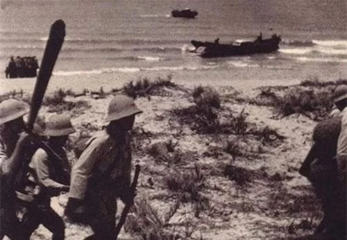 Sau khi Pháp đầu hàng Đức trong Chiến tranh Thế giới thứ hai, quân Nhật ào ào kéo vào Đông Dương để tiếp quản vùng thuộc địa này, trong khi quân đồn trú Pháp ở Đông Dương nhanh chóng buông súng quy hàng. Nguồn ảnh: Pinterest.