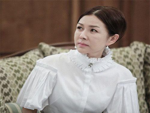 Mẹ chồng bắt con dâu "kín cổng cao tường" nhưng lại bảo con gái sexy cho quyến rũ và cái kết cực phũ