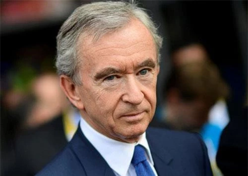 Trong tháng 5, tài sản của Bernard Arnault vượt qua Warren Buffet, giúp ông leo lên ví trí thứ ba trong bảng xếp hạng những người giàu nhất hành tinh. Và trong tháng 7, ông chiếm vị trí số hai của Bill Gates. Hiện tại ông chỉ còn kém CEO Amazon Jeff Bezos, người sở hữu 161 tỷ USD. Ảnh: Reuters.