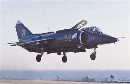 Tiêm kích trên hạm Yak-38 là loại máy bay phản lực có khả năng cất hạ cánh đầu tiên và duy nhất của Liên Xô được phép phục vụ trong biên chế của hải quân nước này. Nguồn ảnh: Pinterest.
