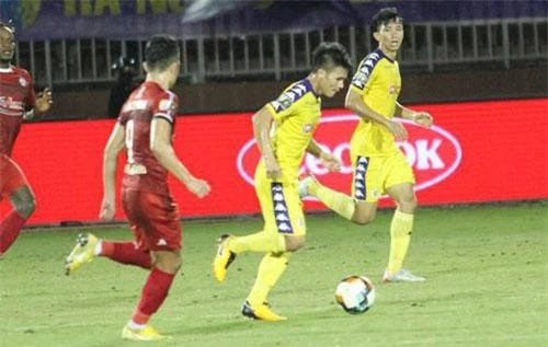 Tiền vệ Quang Hải nhận danh hiệu cầu thủ xuất sắc nhất trận đấu ở trận cầu đinh giữa TP.HCM và CLB Hà Nội