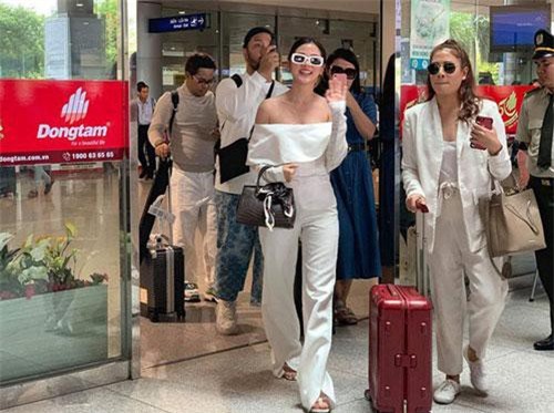 Người đẹp “Chiếc lá bay” Baifern Pimchanok diện áo vai trần, hạnh phúc trước sự chào đón nồng nhiệt của fan Việt