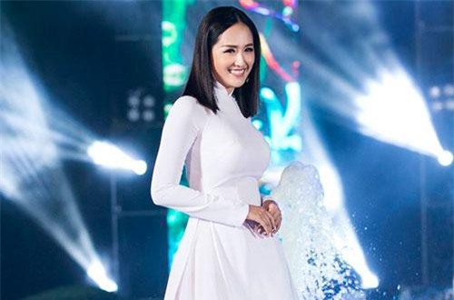 Mai Phương Thúy “than thở” bị rộp da chân khi trở lại sàn catwalk sau nhiều năm