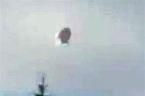 CLIP HOT (30/7): UFO kỳ quái lơ lửng trên bầu trời Canada, Hồn ma người phụ nữ di chuyển trong tiệm đồ cổ lúc nửa đêm