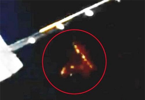 Rộ tin UFO phóng qua tàu vũ trụ Dragon của SpaceX trong không gian