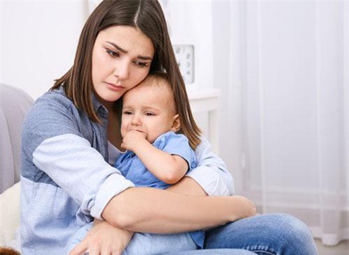 Được mẹ chồng chăm đẻ ở viện nhưng tôi không vui mà chỉ muốn bà về vì quá xấu hổ