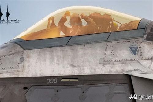 Có gì trong lớp vỏ tàng hình trên chiến đấu cơ F-22?