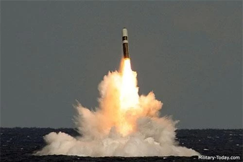 Trident D5 hay Trident II là một tên lửa đạn đạo phóng từ tàu ngầm do tập đoàn Lockheed Martin sản xuất. Tridient II có tầm bắn khi mang tải trọng tối đa là hơn 7.800 km và có thể đạt 12.000 km nếu giảm tải. Tên lửa này được phát triển từ phiên bản Trident C4 trước đó với sự cải thiện lớn về khả năng chuyên chở, tầm bắn và độ chính xác. Những sự cải thiện này đã khiến tên lửa Trident D5 có năng lực như một trong những vũ khí tấn công phủ đầu hiệu quả nhất.