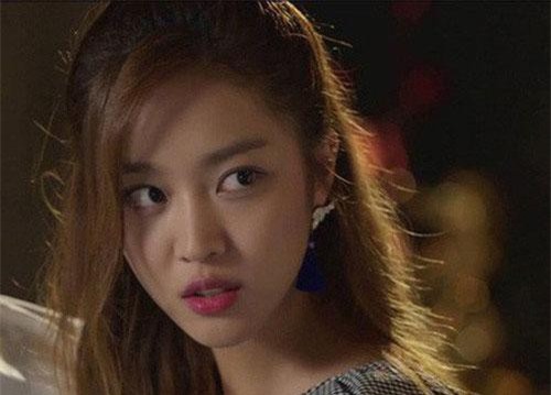 Vợ bầu vượt mặt 8 tháng chồng vẫn ép vào viện chăm chị chồng đẻ mổ, vợ ức tận cổ buông một câu sắc lẻm khiến chồng im bặt