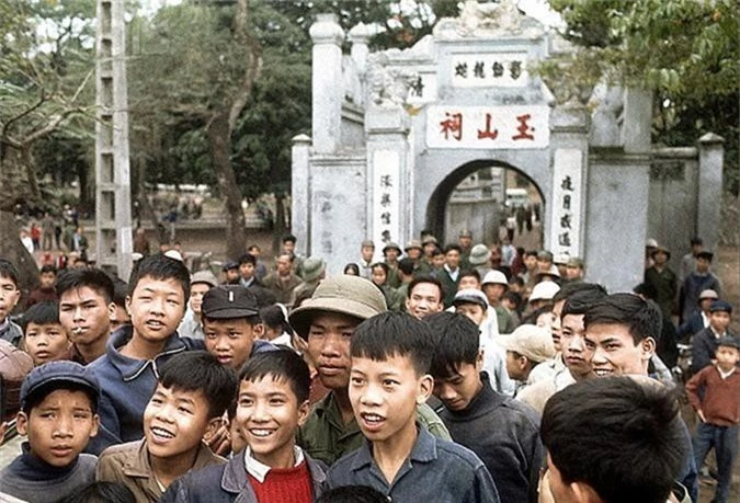 Ảnh màu đặc biệt về cuộc sống Hà Nội năm 1973 - Hình 3 Anh mau dac biet ve cuoc song Ha Noi nam 1973-Hinh-3