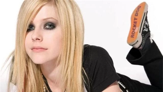 
Ca sĩ Avril Lavigne kể: Tôi được bố mẹ cho học ở nhà. Tôi có sách vở nhưng hầu như không đụng tới. Về cơ bản, tôi đã bỏ học từ hồi cấp 3.
