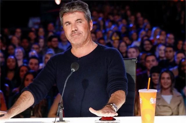 
Simon Cowell nghỉ học từ năm 16 tuổi và anh khuyến khích con trai làm điều tương tự nếu cậu bé muốn. Ông trùm truyền thông Anh chia sẻ: Mỗi người có quan điểm khác nhau về điều này. Trước đây tôi luôn bị chỉ trích vì bỏ học. Nhiều người nói rằng nếu bạn không kiếm được cái bằng nào ở tuổi 16, 18 hay 21 thì coi như đời bạn thất bại. Tôi không đồng ý với quan điểm đó. Tôi sẽ nói với Eric (con trai 5 tuổi của Simon): Hãy học bất kỳ thứ gì có thể và làm bất kỳ điều gì con muốn. Con có thể bỏ học khi 16 tuổi và đến làm việc với cha.
