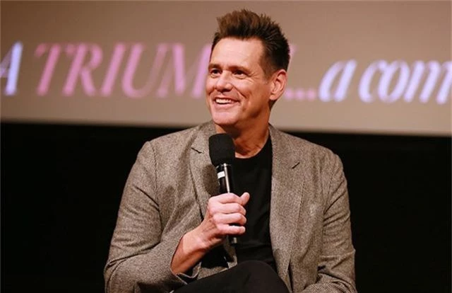 
Jim Carrey nghỉ học năm 16 tuổi để giúp gia đình kiếm tiền. Trước khi trở thành diễn viên hài nổi tiếng, Jim đã phải làm vô số nghề mưu sinh, thậm chí làm 8 tiếng mỗi ngày trong nhà máy khi còn ở tuổi thiếu niên.
