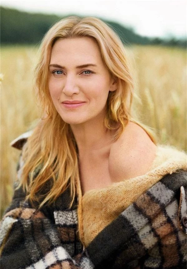 
Kate Winslet kể rằng cô nghỉ học năm 16 tuổi, tới làm việc tại một quán ăn để tích lũy đủ tiền mua vé tàu tới London casting các vai diễn.
