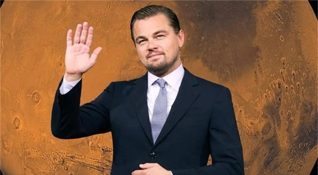 
Leonardo DiCaprio bỏ học sau năm đầu tiên ở trường trung học để theo đuổi diễn xuất. Sau đó Leo tham gia một kỳ thi để lấy được tấm bằng tốt nghiệp. Sự liều lĩnh này của Leo đã được trả công xứng đáng. Anh trở thành một trong những diễn viên thành công và nổi tiếng nhất Hollywood, nhận được giải Oscar trong bộ phim The Revenant.
