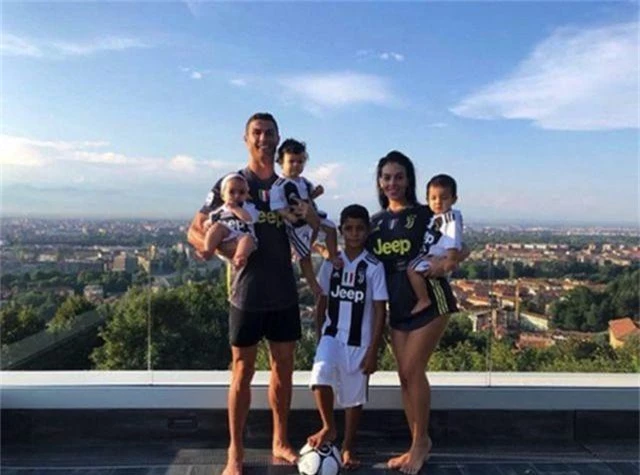 Du đấu cùng Juventus, C.Ronaldo vẫn gửi thương nhớ đến Georgina Rodriguez - 2