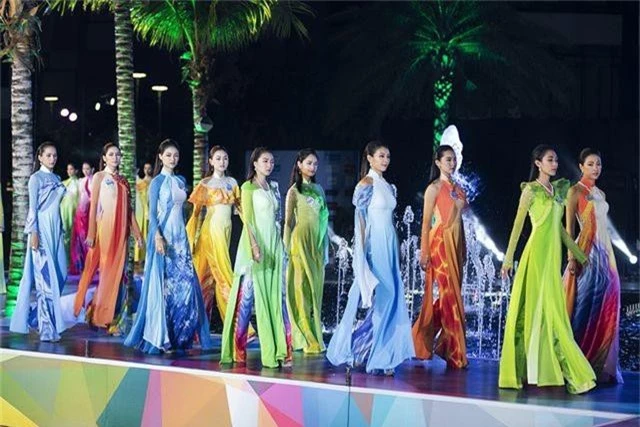 Mai Phương Thúy “than thở” bị rộp da chân khi trở lại sàn catwalk sau nhiều năm - 1