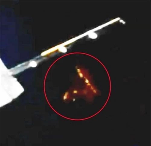 Rộ tin UFO phóng qua tàu vũ trụ Dragon của SpaceX trong không gian - Ảnh 2