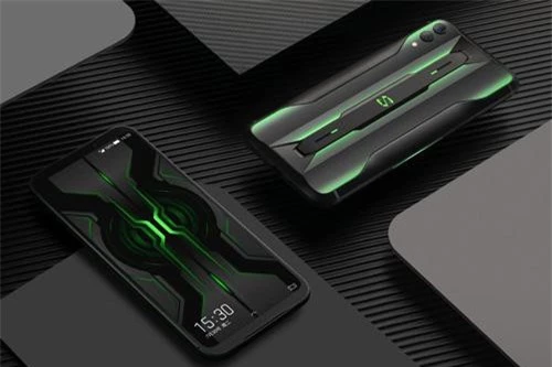 Xiaomi Black Shark 2 Pro có 4 màu đen, bạc, xanh và cam tím. Máy lên kệ ở Trung Quốc vào ngày 2/8. Phiên bản ROM 128 GB có giá 2.999 Nhân dân tệ (tương đương 10,07 triệu đồng). Phiên bản ROM 256 GB có giá 3.499 Nhân dân tệ (11,75 triệu đồng). 